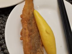 酥炸黄花鱼配棒棒馍-青岛海景花园大酒店·白果树餐厅青岛菜