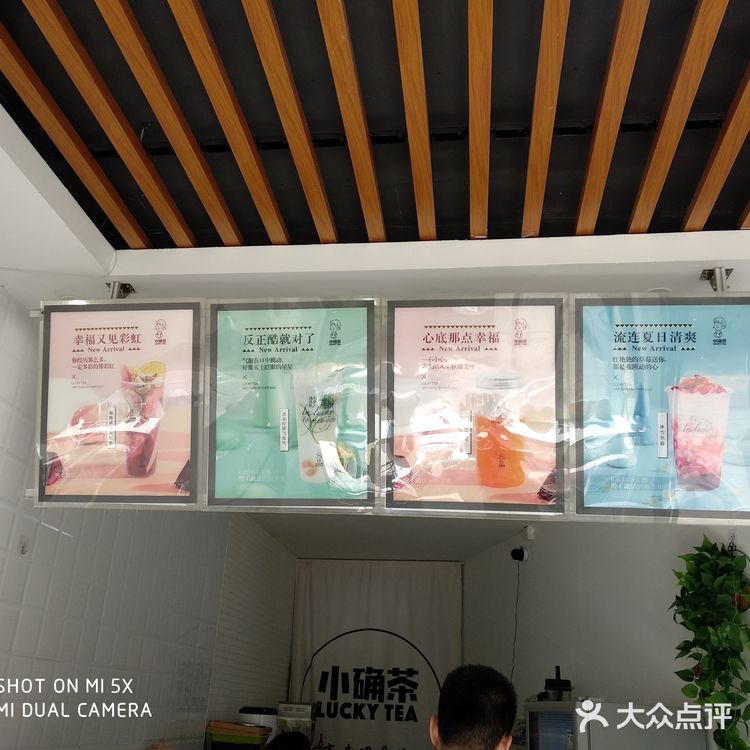 座位附近都有充电口，这里环境不错
