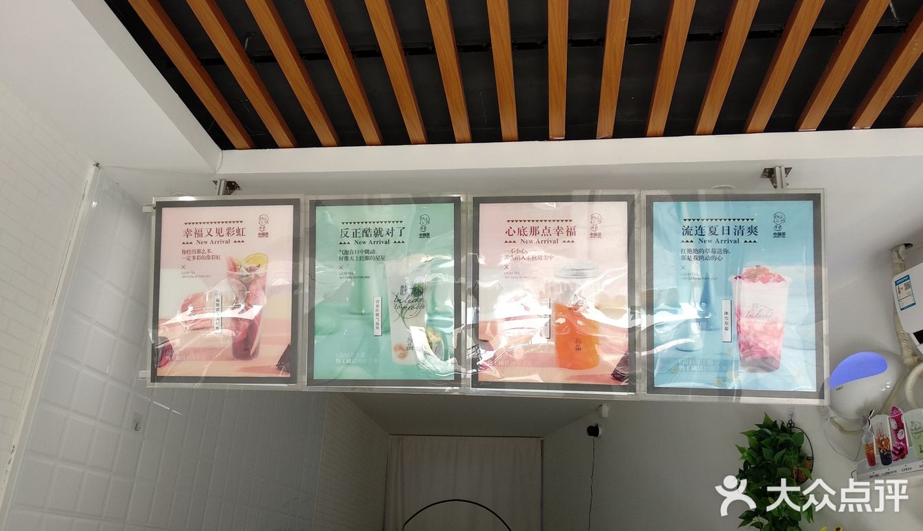 座位附近都有充电口，这里环境不错