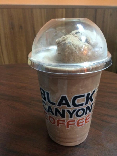 black canyon coffee-"机场等待时随便吃吃,大杯拿铁95株,苹果.