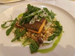 香煎三文鱼配珍珠意面-WOLFGANG PUCK KITCHEN & BAR(迪士尼小镇店)