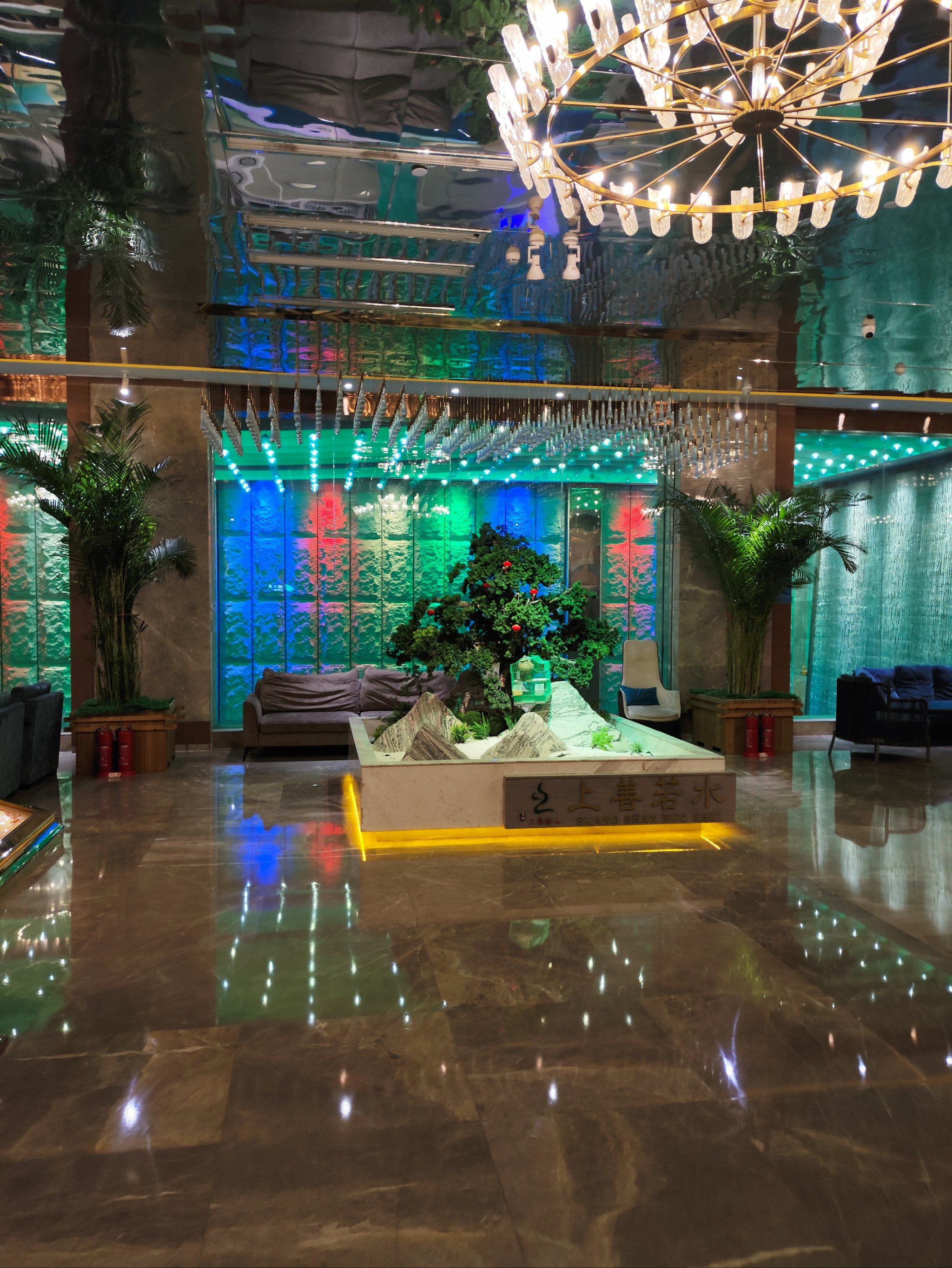 洗浴按摩上善若水休闲酒店济洛路酒店的装修风格典雅,充满了东方韵味