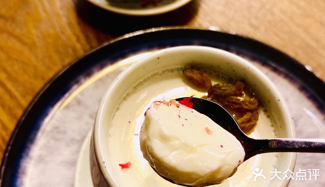 他们家的灯饰就其实就很有那种异域风情了～整个环境就在