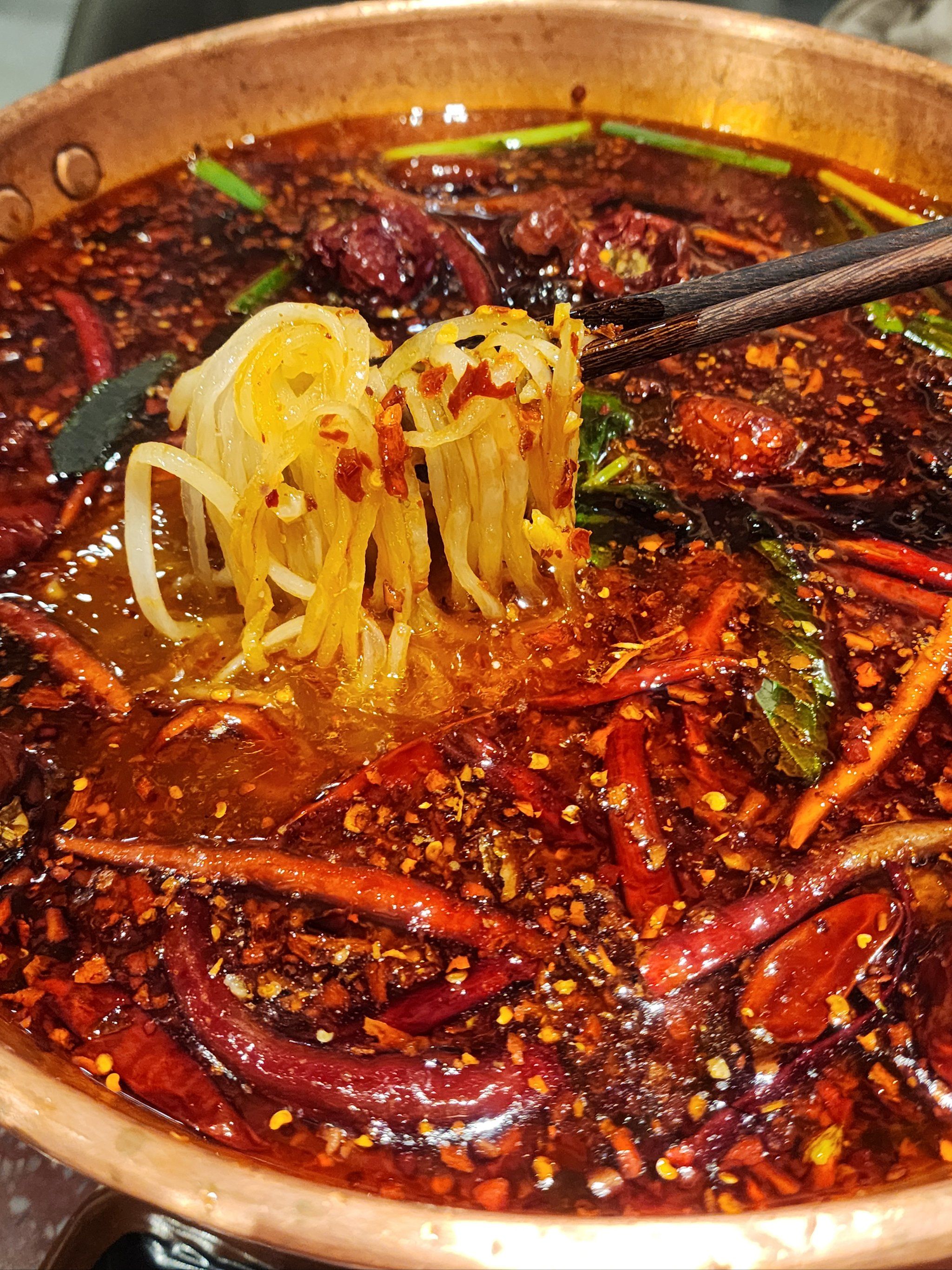 锅底以正宗的酸辣云南味为主打