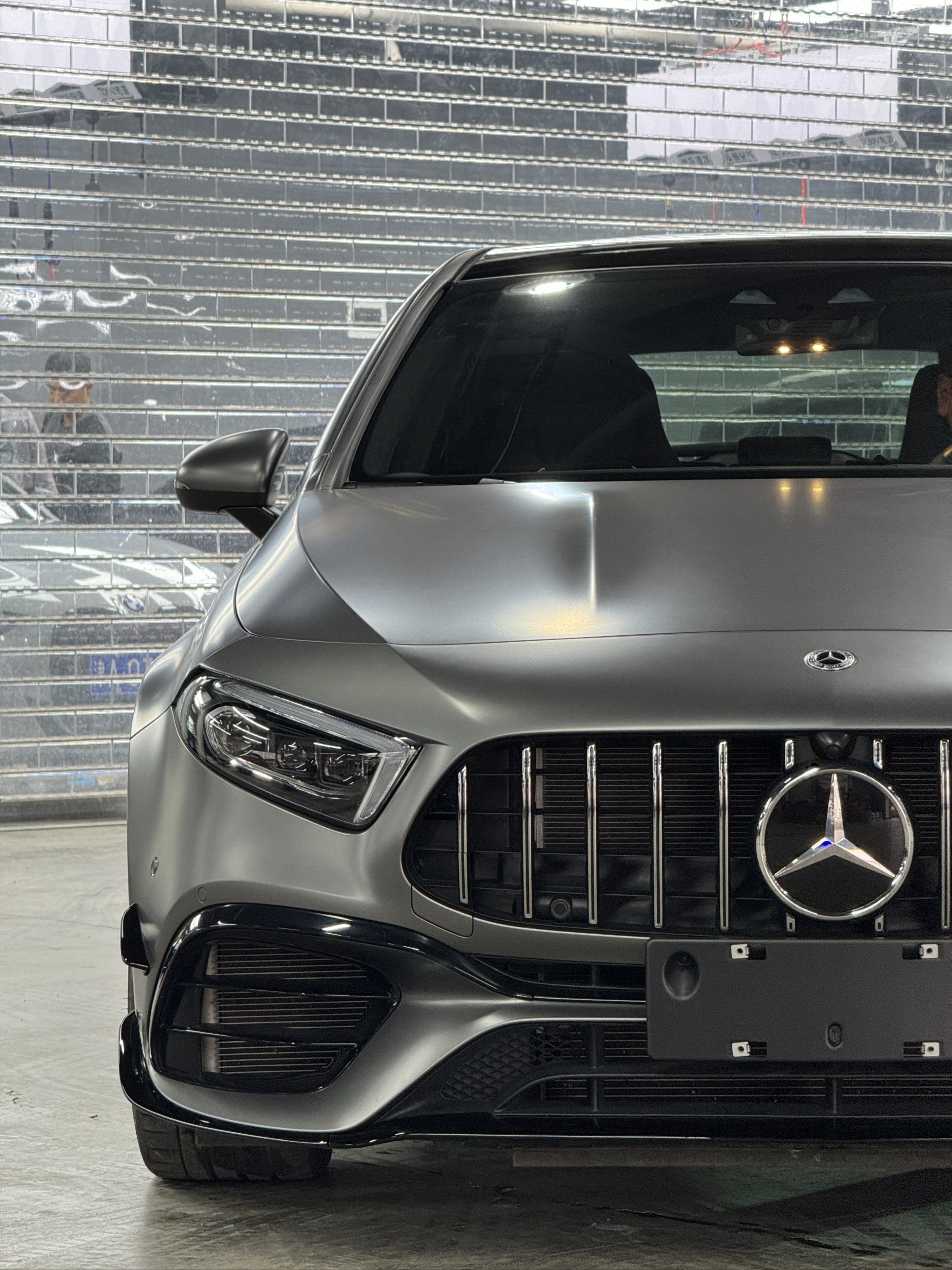 奔驰 amg a45 升级风刀和尾翼,车顶黑