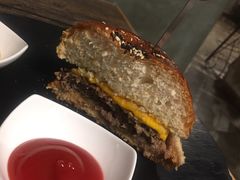 芝士牛肉堡-HIGH FIVE哈福手工汉堡(桂林路店)