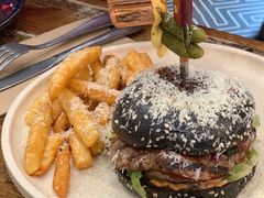 瀑布芝士汉堡-FLOVIE FLORIST CAFE