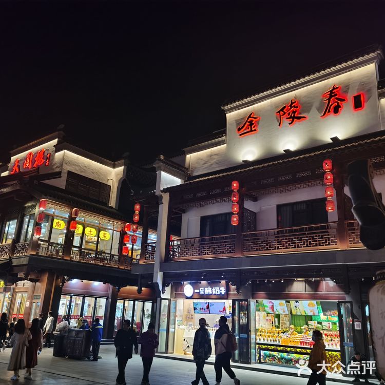 夜幕降临 华灯初上  一场穿越时空的对话