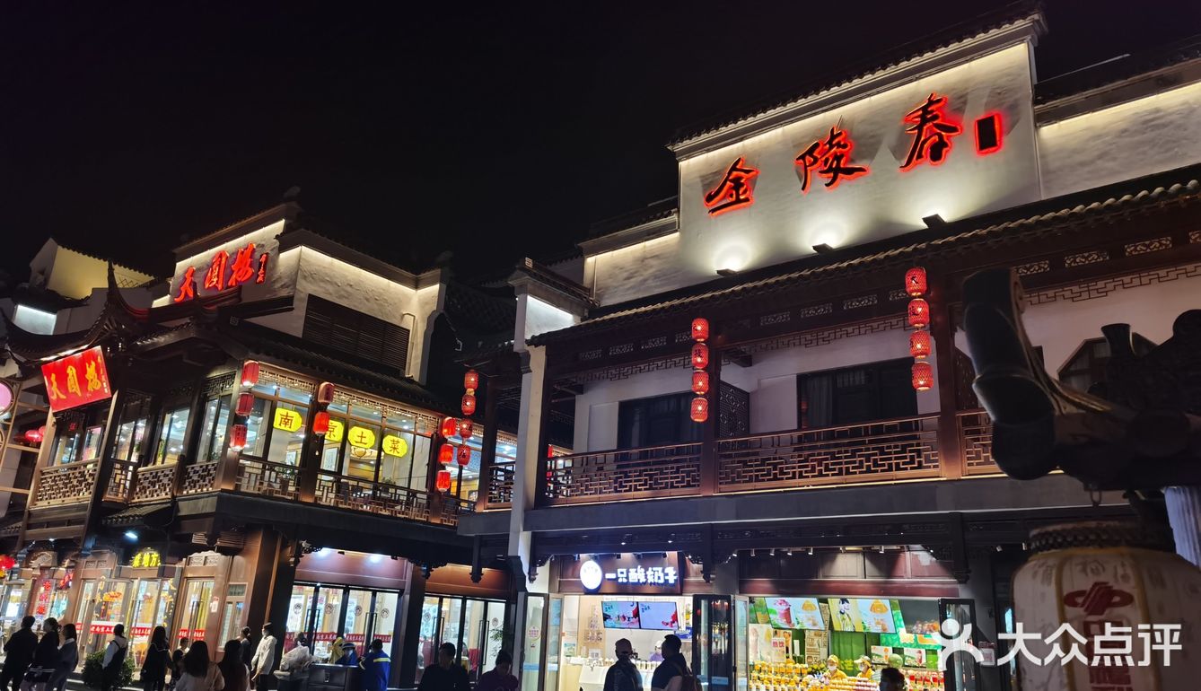 夜幕降临 华灯初上  一场穿越时空的对话