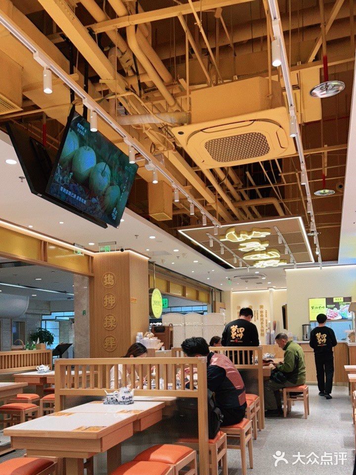 很细心的服务员小哥哥