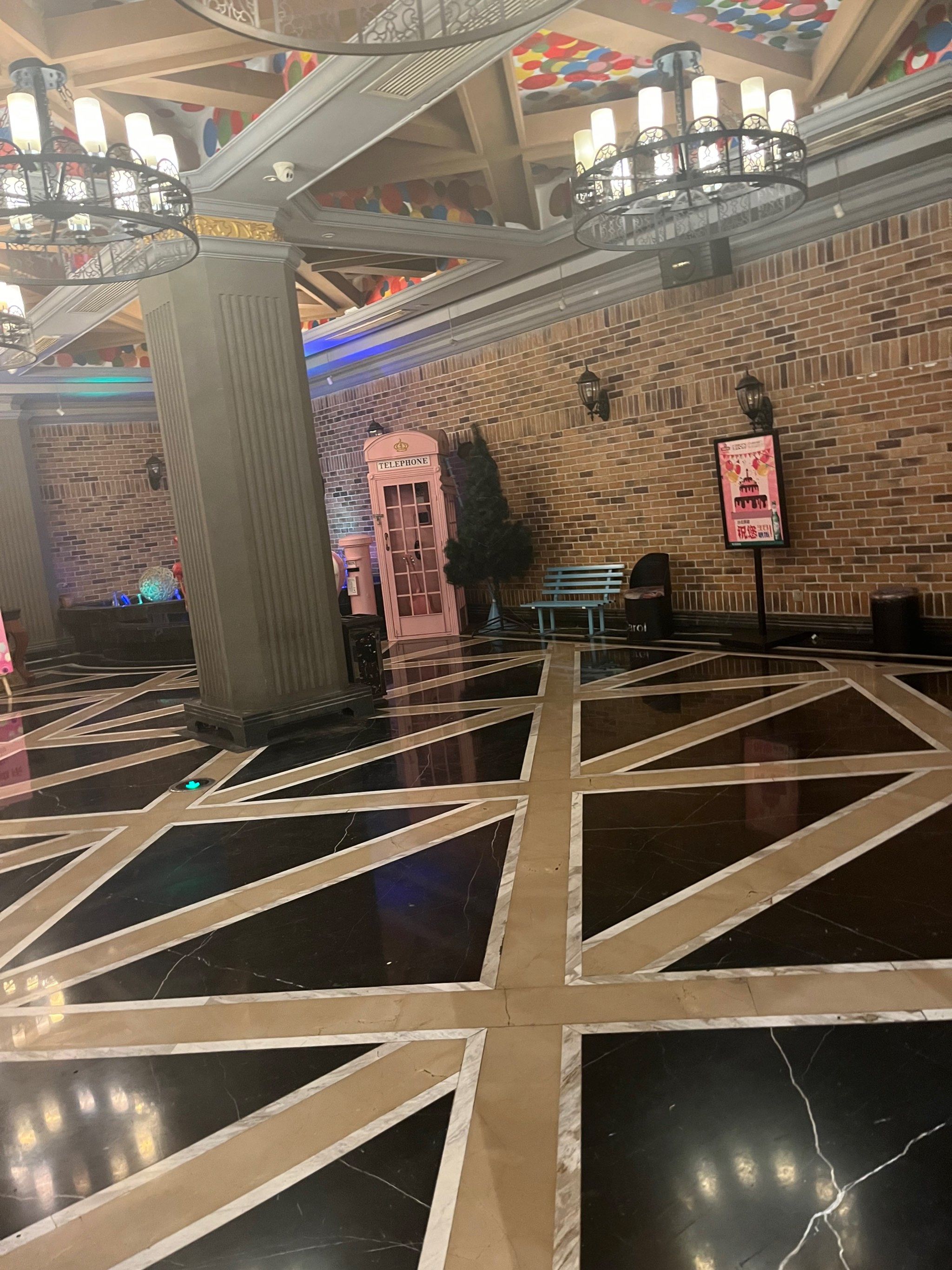 夜幕低垂,灯火阑珊处,我踏入了这家ktv,仿