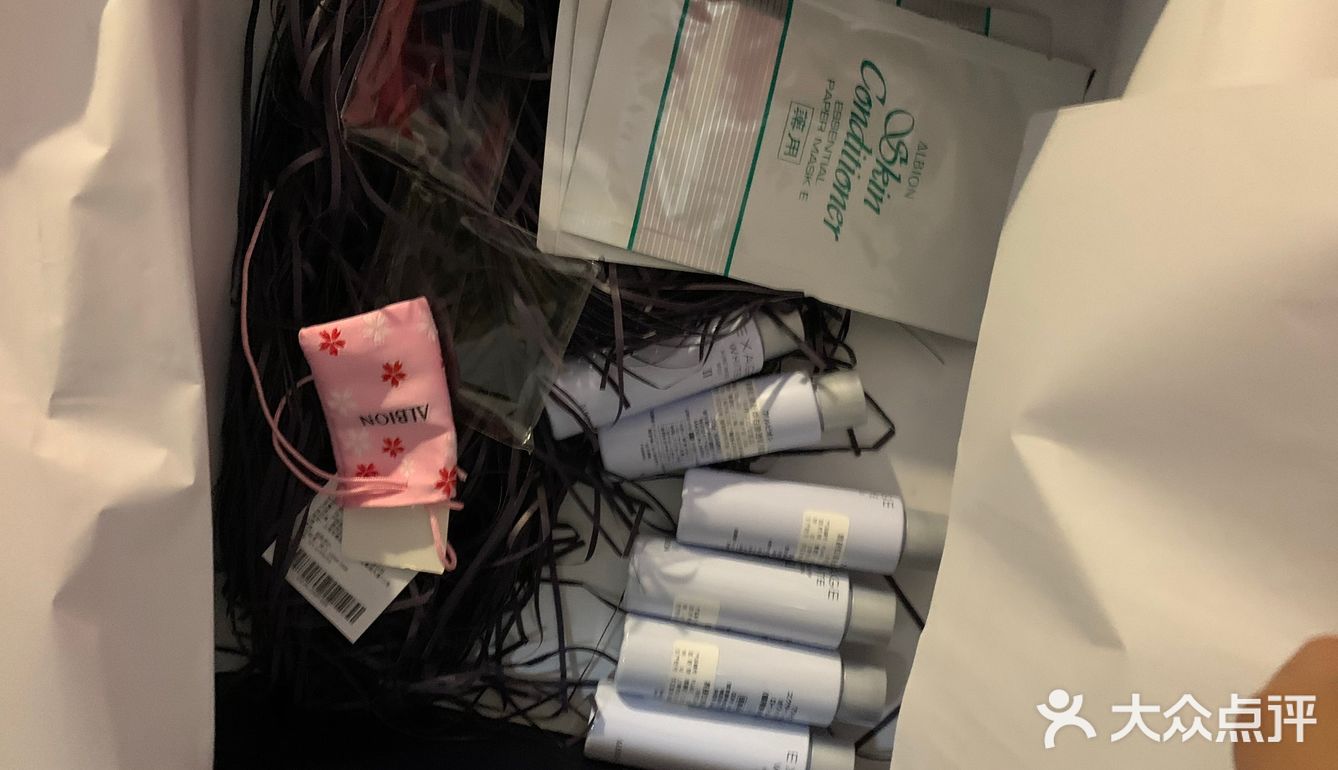 在官网上买的,吸引我的是它里面含有很多个赠品