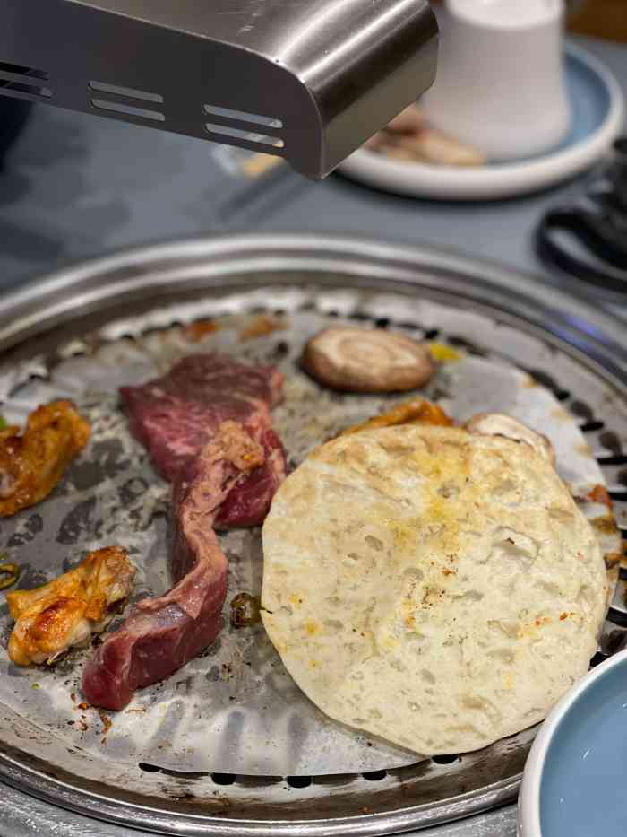 燧人氏烤肉(香港中路店)-"最近很火爆的一家店,服务生不少,但是要.