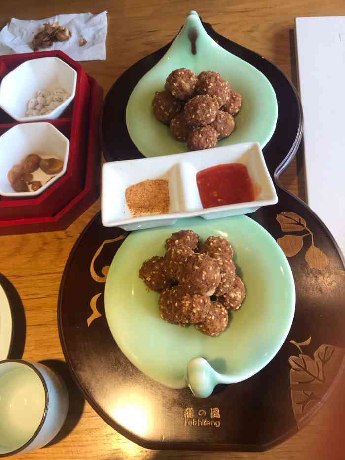 伊喜餐厅-"就餐环境挺不错的,木制的桌椅很有特色,比.