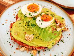 牛油果煮蛋吐司-RAC BAR(安福路店)