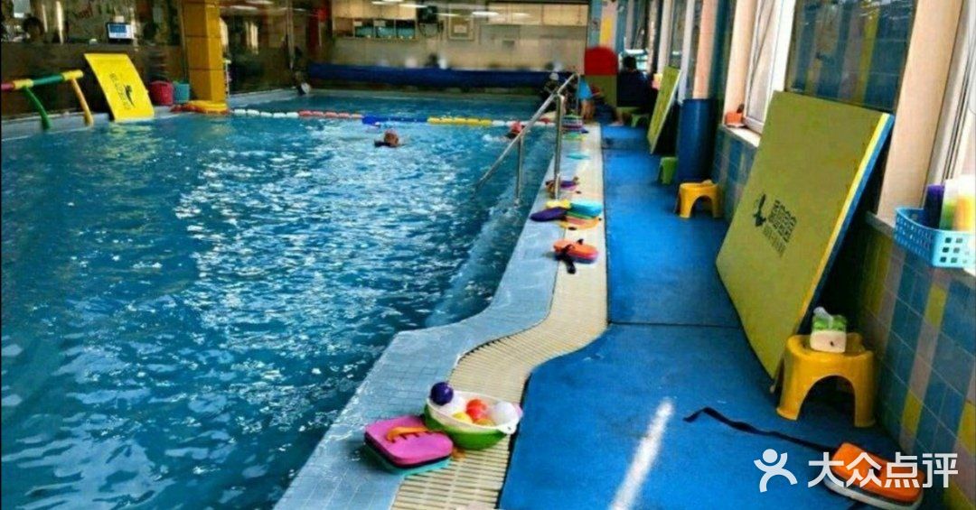 怎么选择而宝宝游泳馆。