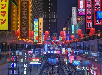 五光十色的动漫招牌，日本街头的马路红绿灯，日式风情的