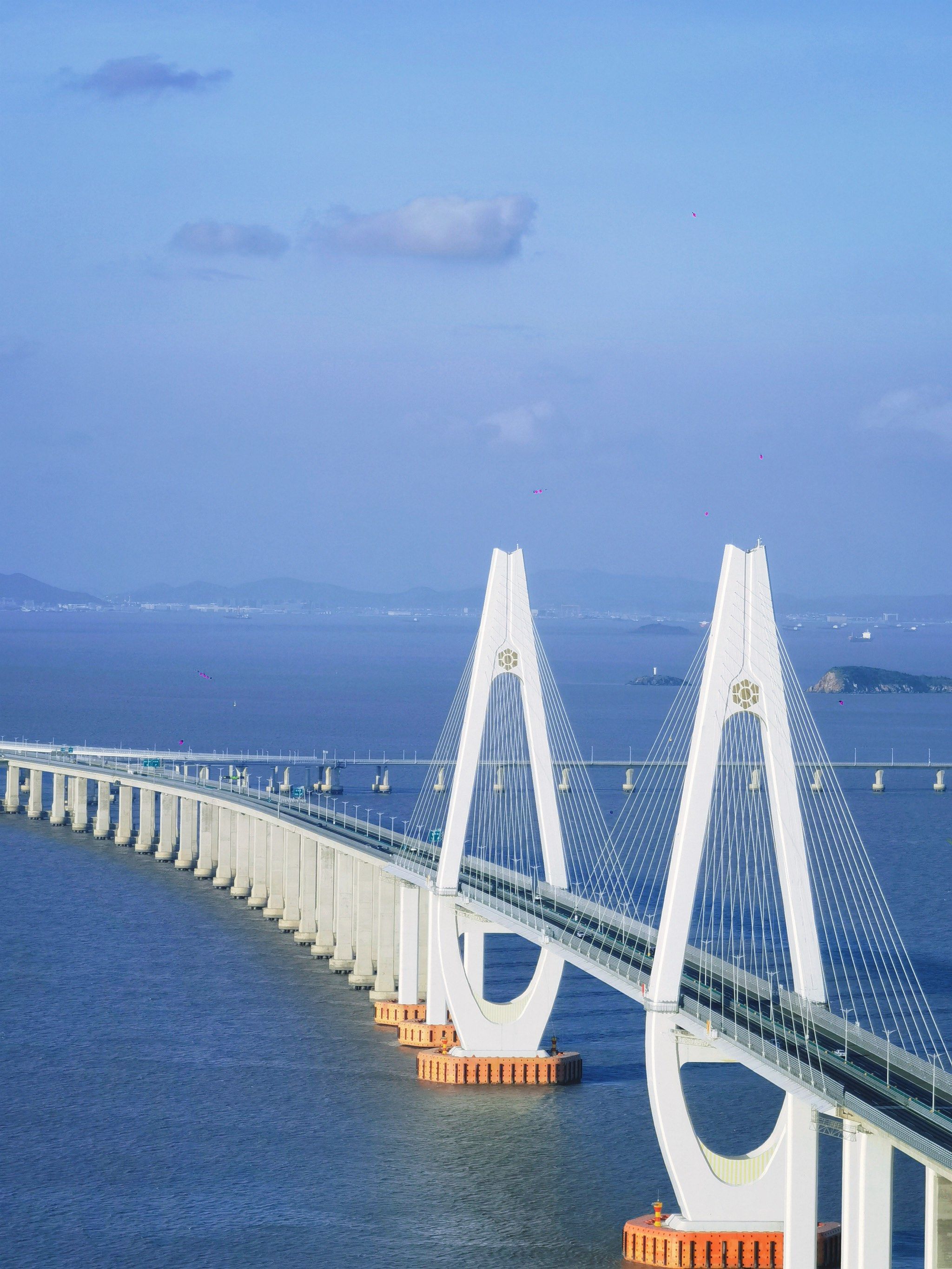 n山顶,风车,大海,跨海大桥尽收眼底
露营在山顶,躺在后备箱等待