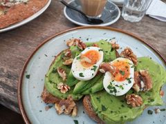 牛油果煮蛋吐司-RAC BAR(安福路店)