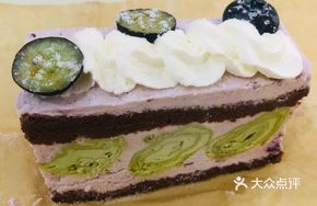 Pistachio Blueberry Crêpe Roll