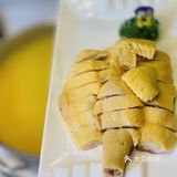鸡皮油亮和鸡肉厚实，鸡肉嫩滑嫩滑的，鸡肉肉质细腻