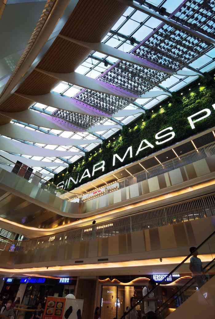 上海白玉兰广场-"新开的商场,人不多,很宽敞明亮.整个商场.