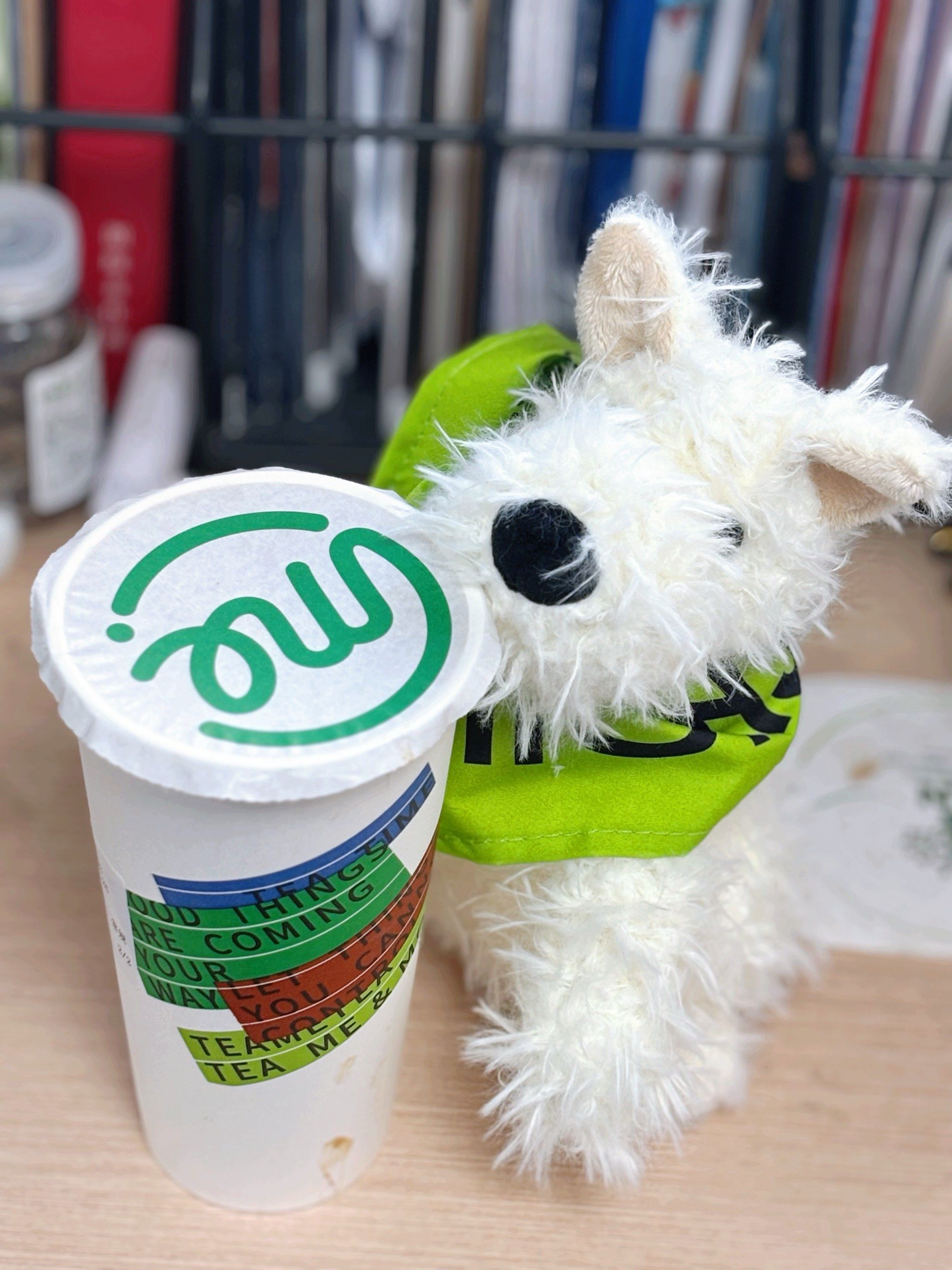 潦草小狗喝奶茶