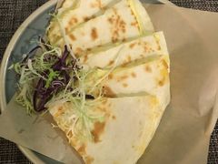 牛油果鸡肉芝士饼-遇见西木美式餐厅(体育路店)