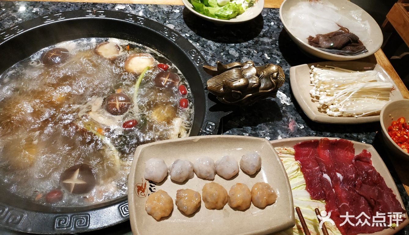 人不是很多，因为不能吃辣另外点了一整个菌汤锅