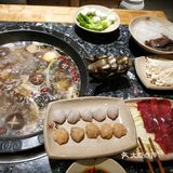 人不是很多，因为不能吃辣另外点了一整个菌汤锅