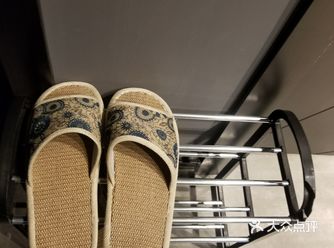 进屋前需要更换拖鞋，屋内的环境大家看照片可以看到