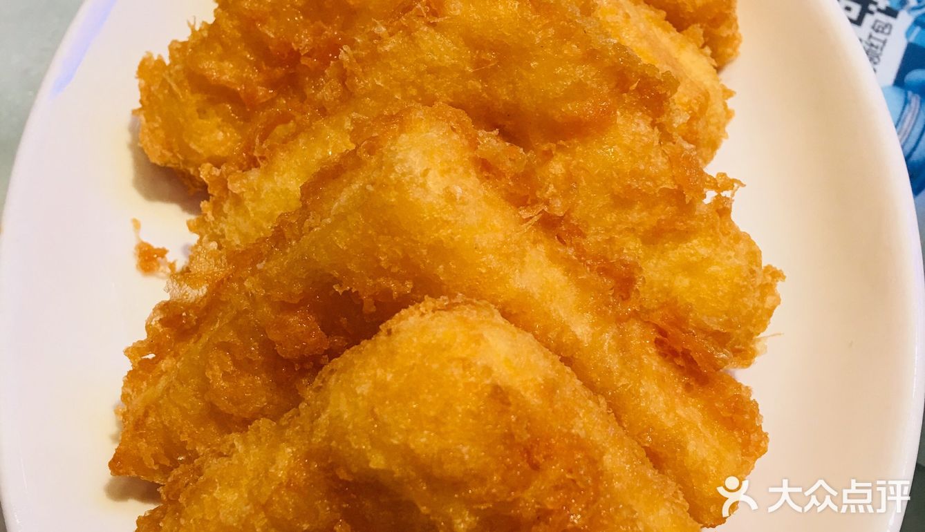 炸牛奶：外面是春卷皮，炸的脆脆的，里面是软软的奶