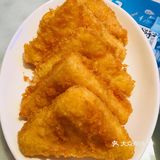 炸牛奶：外面是春卷皮，炸的脆脆的，里面是软软的奶