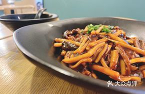 Sizzling Clam and Eel Noodles