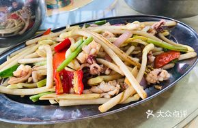 Squid Stir-fried with Peanut Teeth