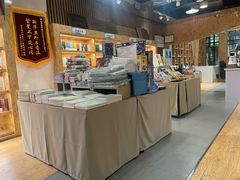 -新华里咖啡书吧(新华书店小寨店)