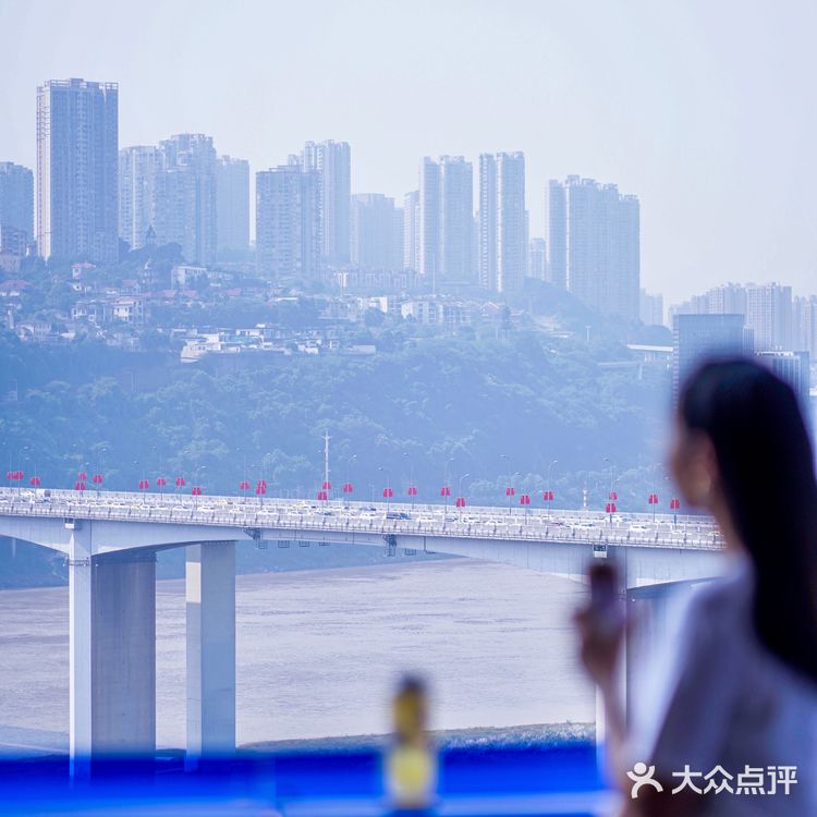 看得风景的半山腰咖啡小店 看尽山城江景 