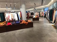 -URBAN REVIVO(高德置地广场·春广场店)