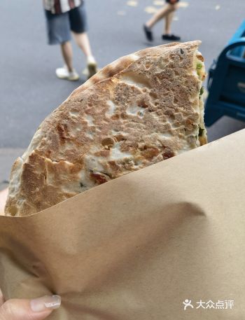 北下朱的店面朱来往往，只有烧饼一直都在
