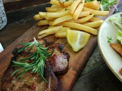 普罗旺斯碳烤猪排配薯条色拉-MIKAKU(万达广场上海宝山店)