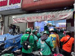 -Bánh Mì Huynh Hoa