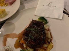 碳烤肉眼牛排及秘制牛排汁-WOLFGANG PUCK KITCHEN & BAR(迪士尼小镇店)