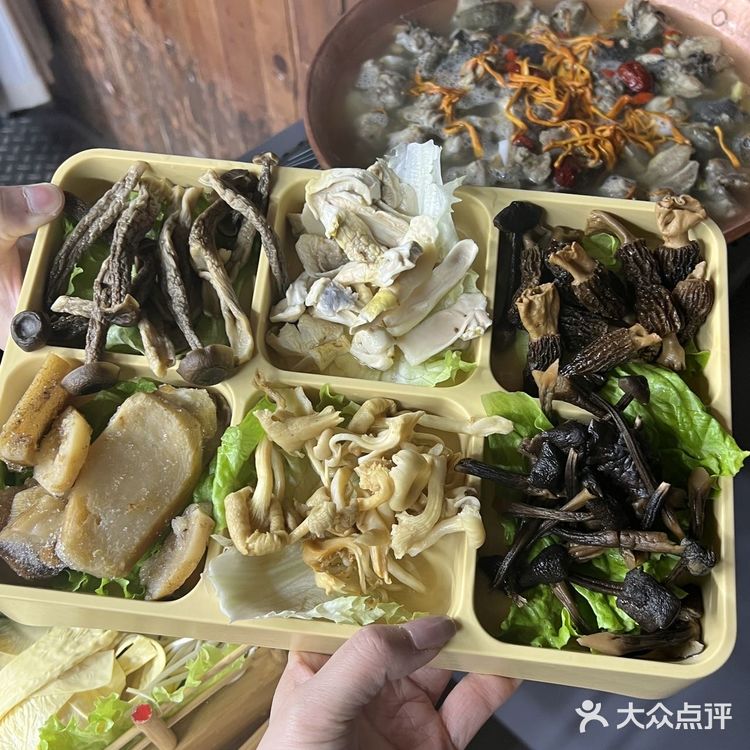 排骨开锅后煮15分钟才能吃哦️ 推荐腊排骨锅