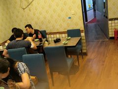 里面的一个小大堂-贯贯吉·清真餐厅(浙江中路店)