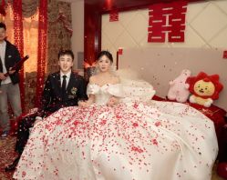 点击看大图 -艾拉·女王婚纱礼服馆