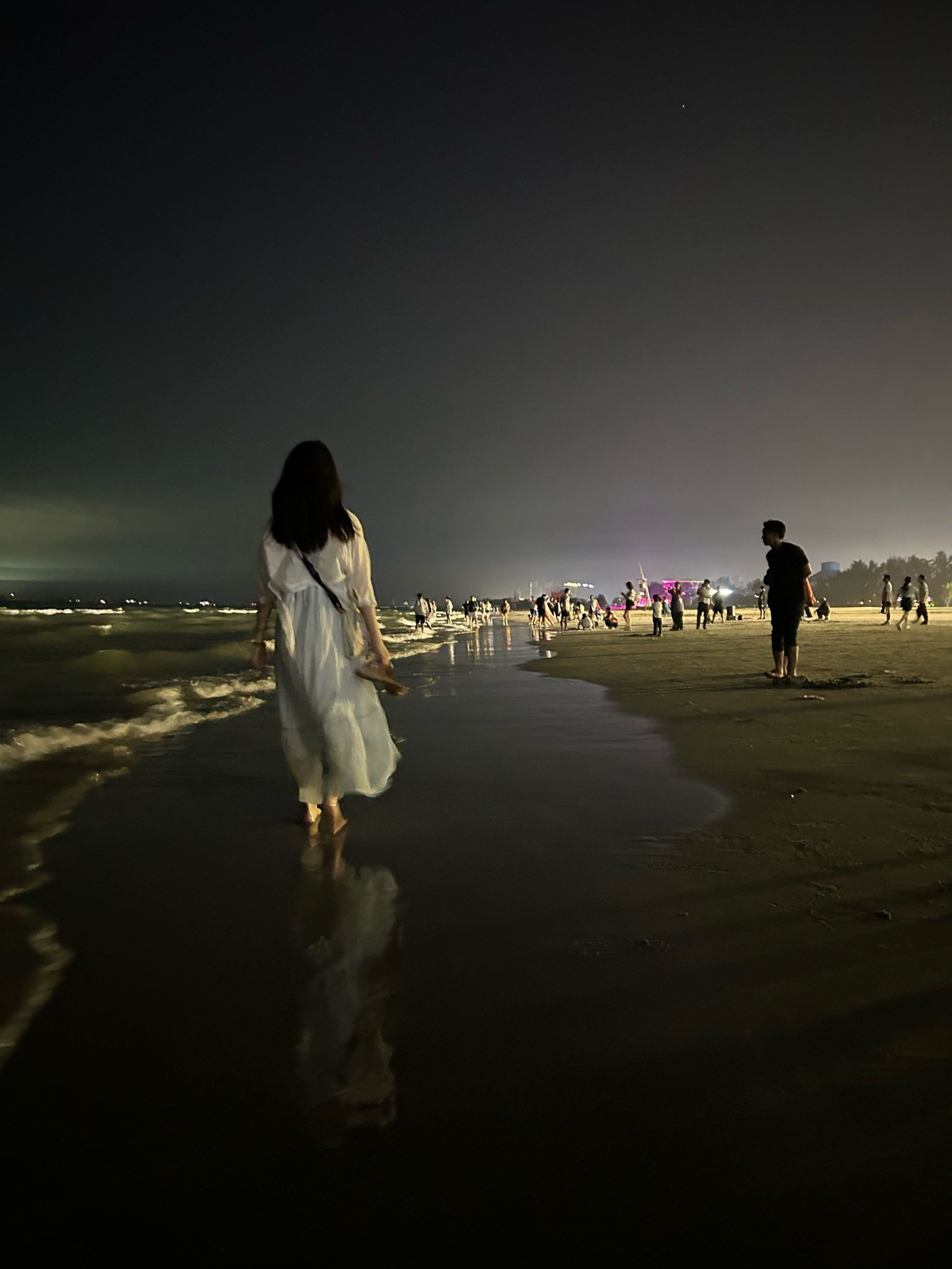 创作者赏金计划 #海边美景 
骑车小电驴逛遍了北海,大晚上踩下商膊