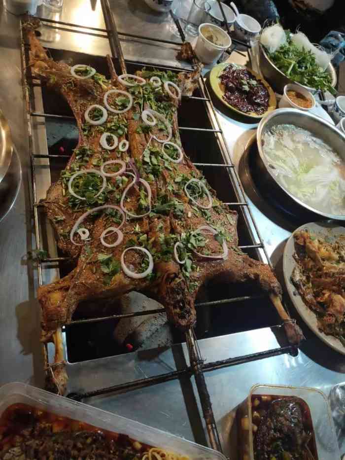 盐邦焖烧鸡烤全羊(江北店)-"位于鲤鱼池地铁站附近的四饭堂烤全羊