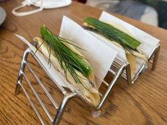 烟熏三文鱼配烤饺子皮和芥末籽酱-BOR Eatery(安福路店)