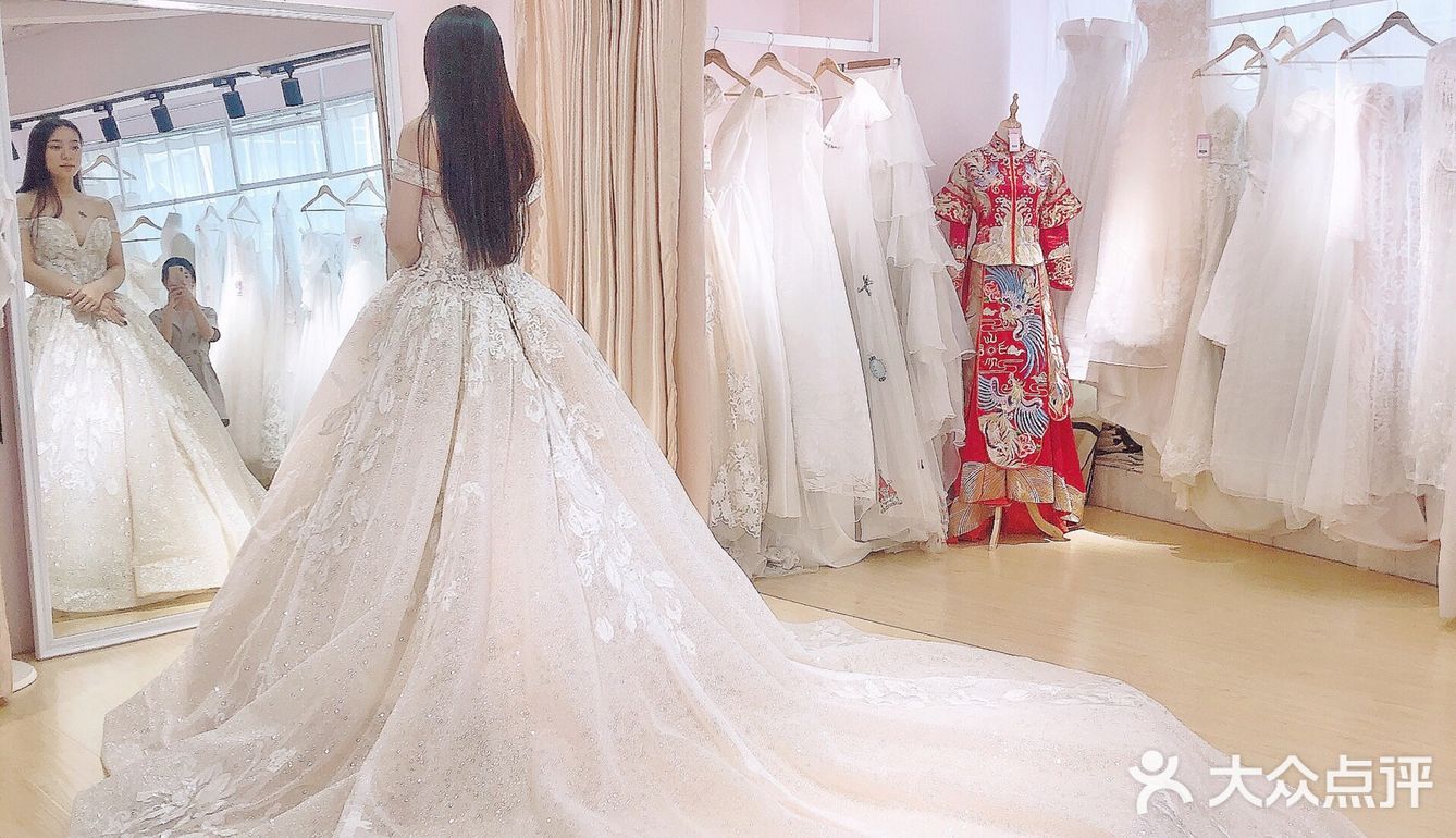 喜欢性感点的婚纱 安排~