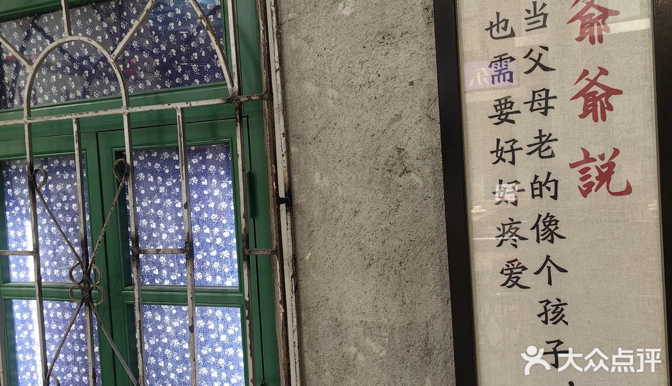 都是丹东80年代的街头旧景，和丹东代表性的企业标牌